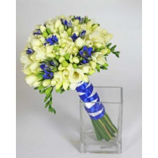 Свадебный букет невесты с синими цветами