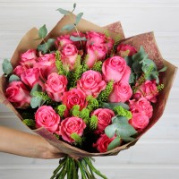 Букет Розовые розы с зеленью