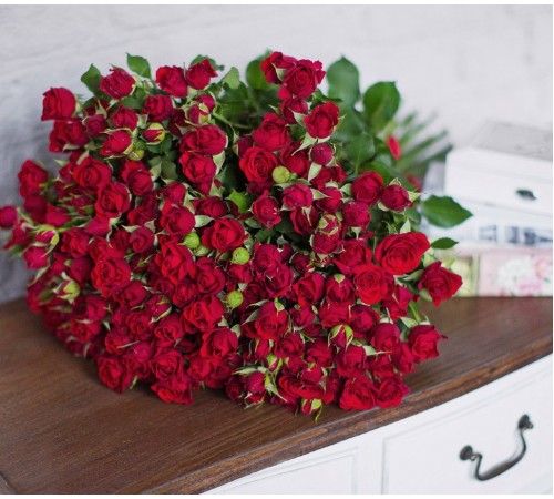 35 кустовых красных роз